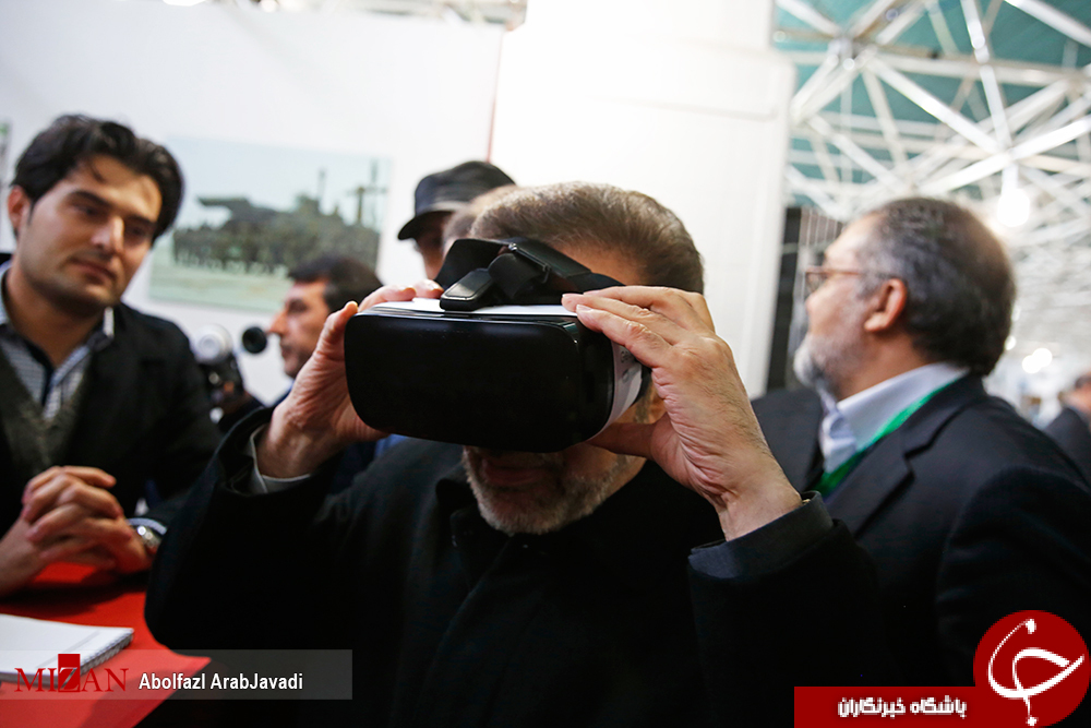 عکس/ وزیر ارتباطات تفنگ به دست شد !