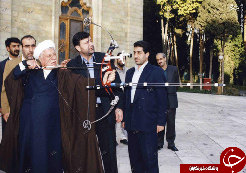 عکس/ تیراندازی هاشمی رفسنجانی با کمان