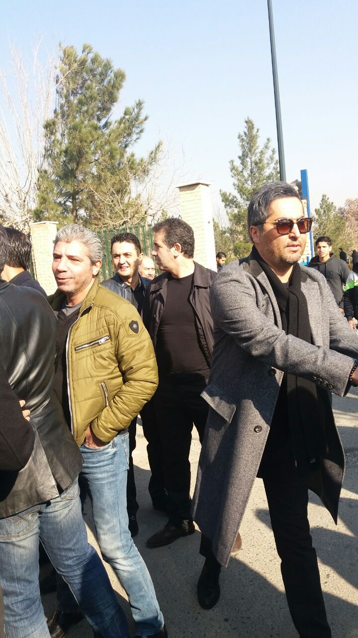 حضور علی پروین در مراسم خاکسپاری سیدعلیخانی