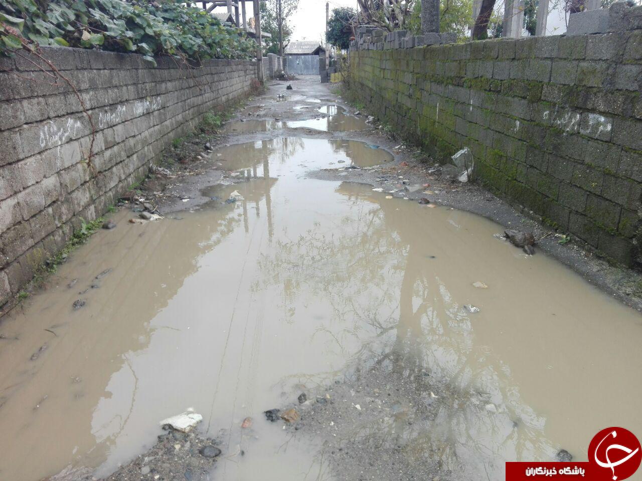 دردسر عبور از خیابان گِل&zwnj;آلود + تصاویر