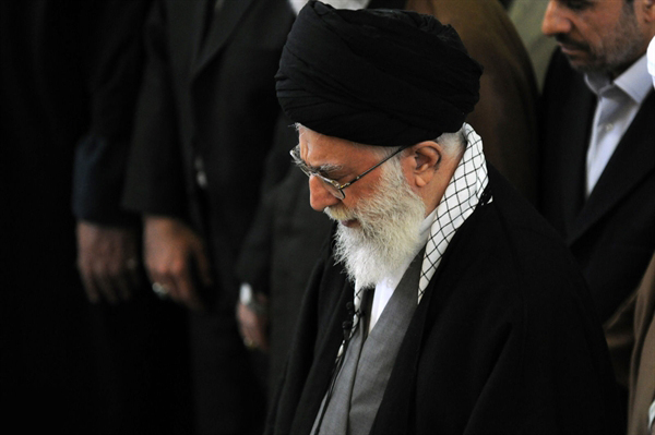 رهبر معظم انقلاب بر پیکر آیت&zwnj;الله هاشمی رفسنجانی نماز اقامه می&zwnj;کنند