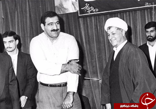 عکس/ بستن بازوبند پهلوانی توسط آیت الله هاشمی