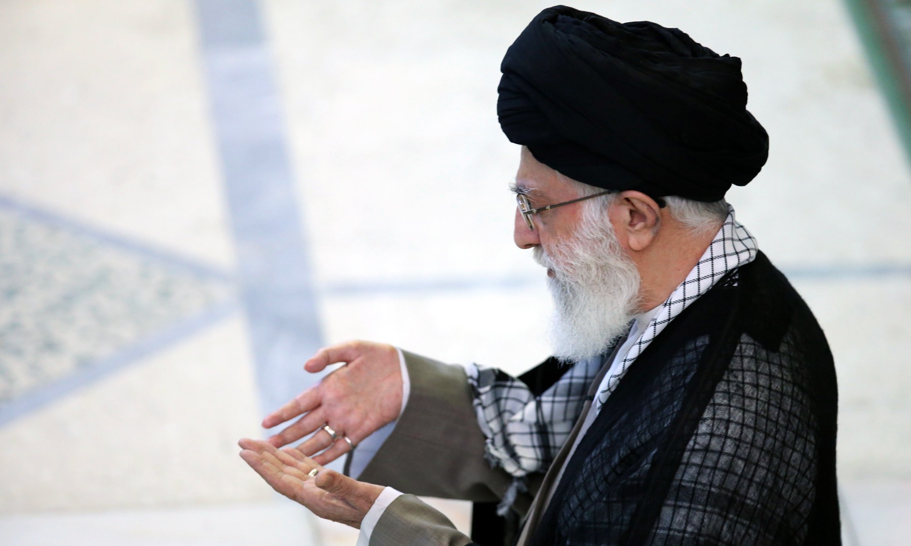 رهبر معظم انقلاب به منظور اقامه نماز بر پیکر مرحوم آیت‌الله هاشمی رفسنجانی وارد دانشگاه تهران شدند