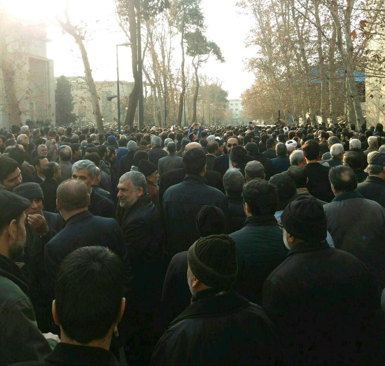 از حضور پرشور مردم و مسئولان تا بنرهایی به رنگ وداع با هاشمی+تصاویر