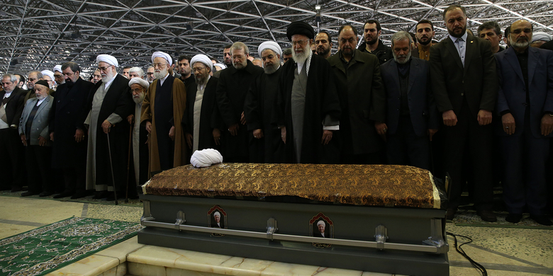 رهبر معظم انقلاب بر پیکر آیت&zwnj;الله هاشمی رفسنجانی نماز اقامه کردند