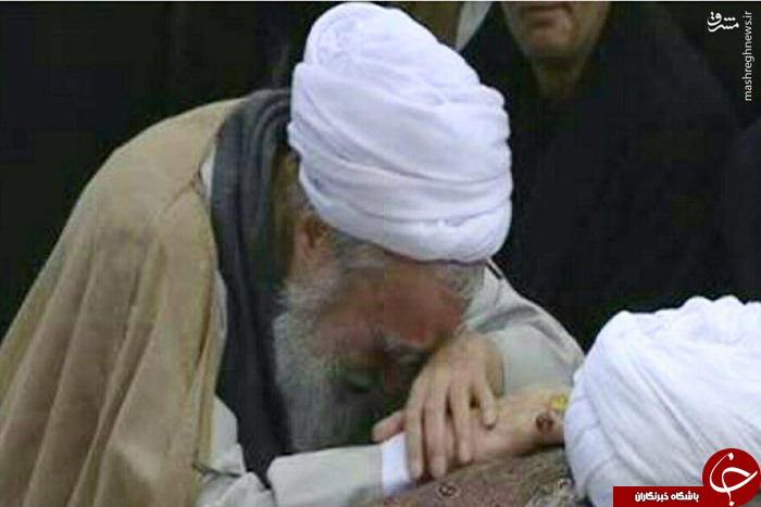 عکس/ گریه آیت&zwnj;الله موحدی کرمانی بر پیکر آیت&zwnj;الله هاشمی