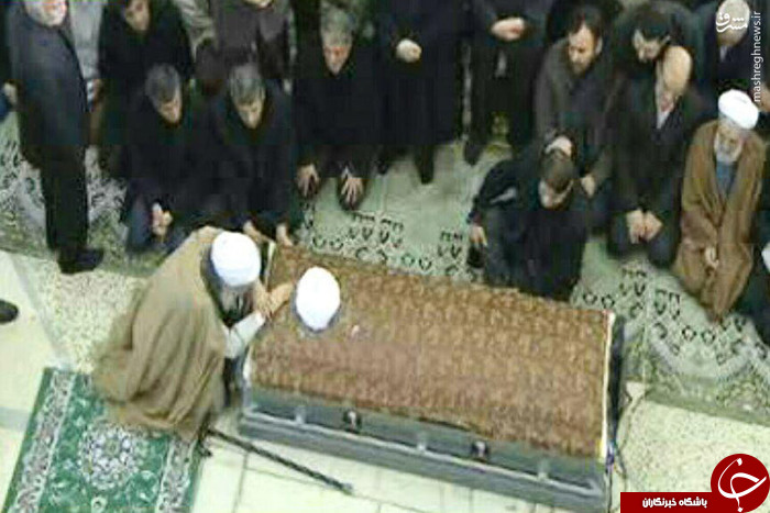 عکس/ گریه آیت&zwnj;الله موحدی کرمانی بر پیکر آیت&zwnj;الله هاشمی