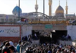 انتظار مردم در حرم امام(ره) برای رسیدن پیکر یار دیرین امام  + فیلم