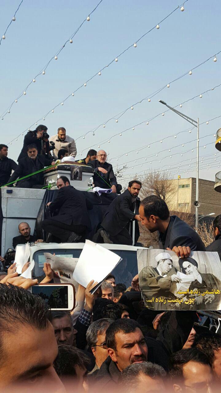 از طنین لااله الا الله تا الله اکبر در خیابان انقلاب/بنرهایی به رنگ وداع با هاشمی/انقلابی روی دستان انقلابیون