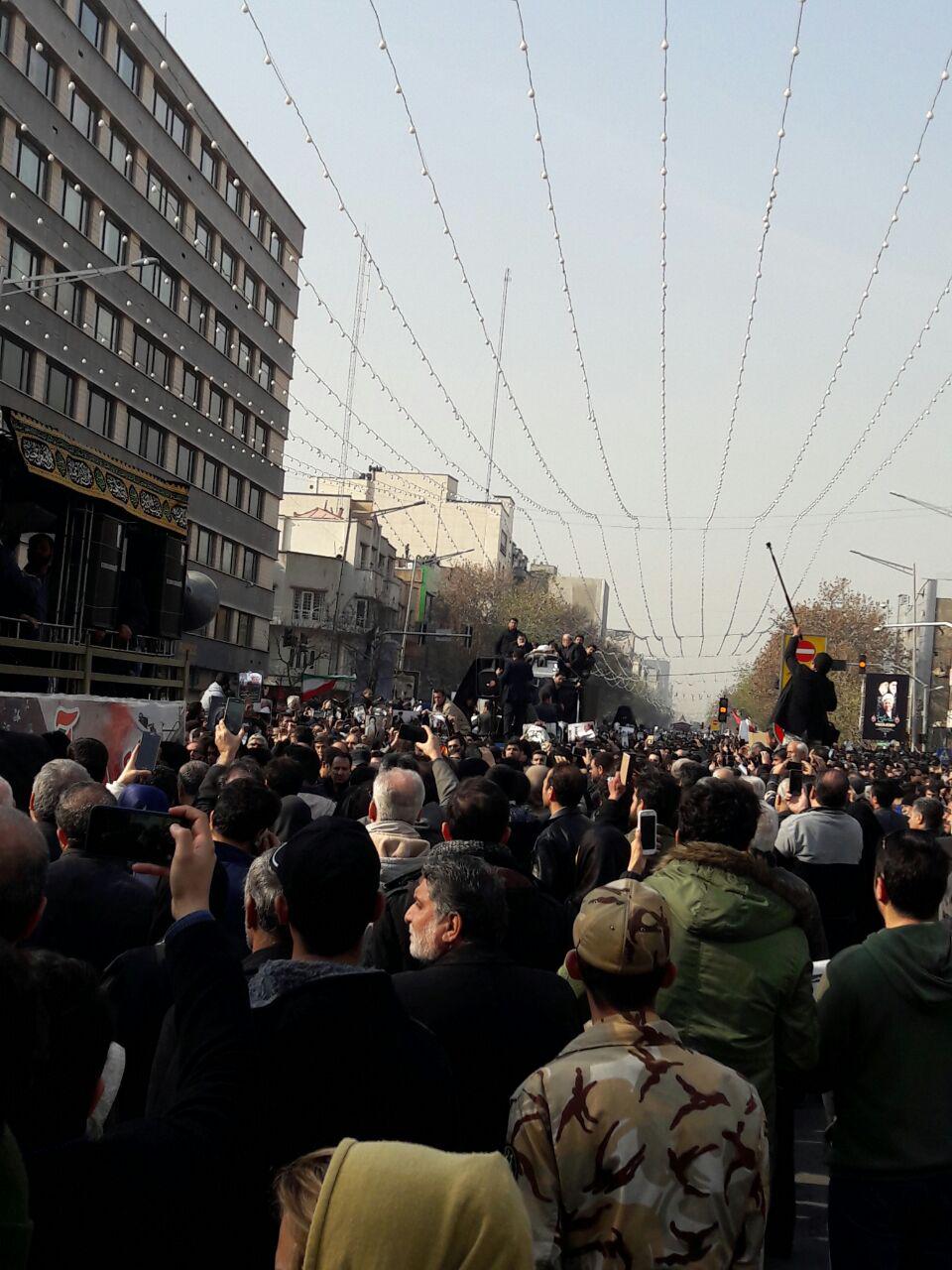 از طنین لااله الا الله تا الله اکبر در خیابان انقلاب/بنرهایی به رنگ وداع با هاشمی/انقلابی روی دستان انقلابیون