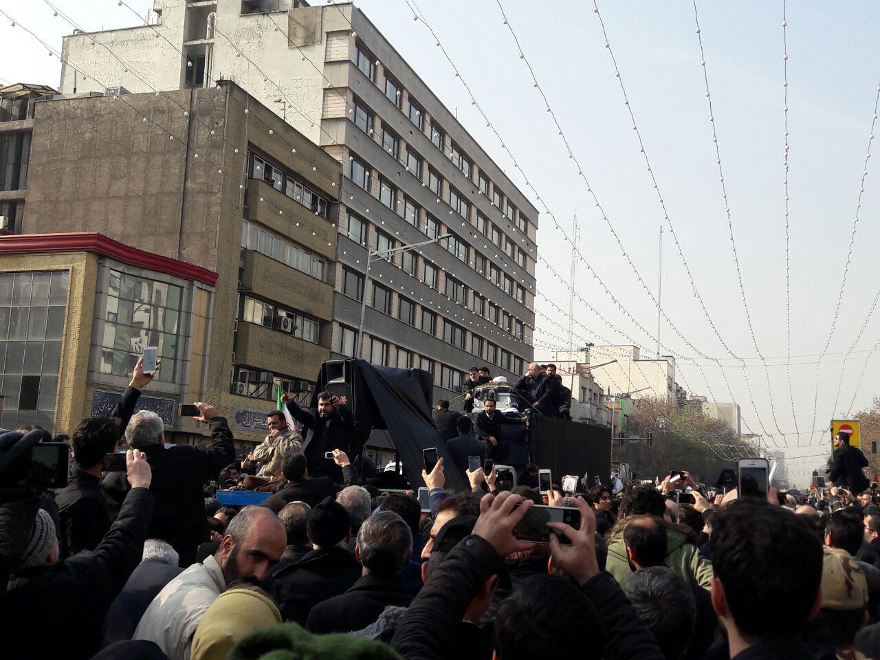 از طنین لااله الا الله تا الله اکبر در خیابان انقلاب/بنرهایی به رنگ وداع با هاشمی/انقلابی روی دستان انقلابیون
