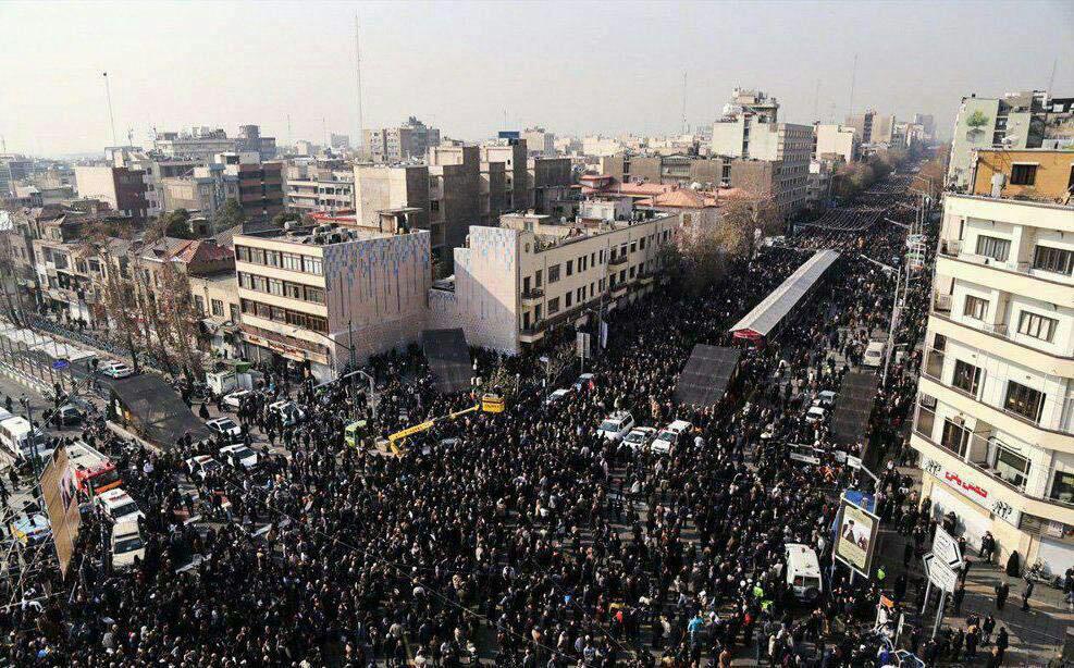 از طنین لااله الا الله تا الله اکبر در خیابان انقلاب/بنرهایی به رنگ وداع با هاشمی/انقلابی روی دستان انقلابیون