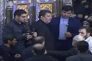 لحظه ورود مهدی هاشمی به داخل ضریح امام خمینی(ر‌ه) + فیلم