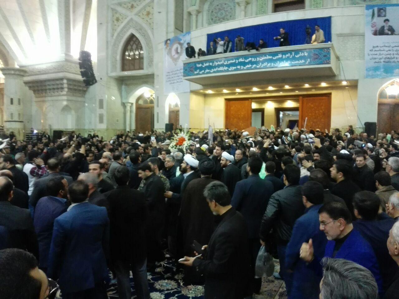 از طنین لااله الا الله تا الله اکبر در خیابان انقلاب/بنرهایی به رنگ وداع با هاشمی/انقلابی روی دستان انقلابیون+تصاویر