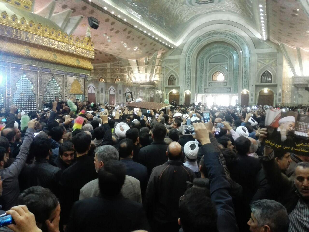 از طنین لااله الا الله تا الله اکبر در خیابان انقلاب/بنرهایی به رنگ وداع با هاشمی/انقلابی روی دستان انقلابیون+تصاویر