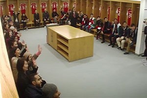 دوربین مخفی جالب از حضور مردم در رختکن آرسنال + فیلم