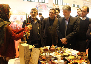بازدید سید عباس صالحی از نمایشگاه کالاهای فرهنگی