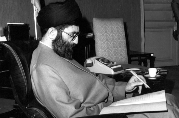 زندگی&zwnj;نامه مقام معظم رهبری به روایت تصویر