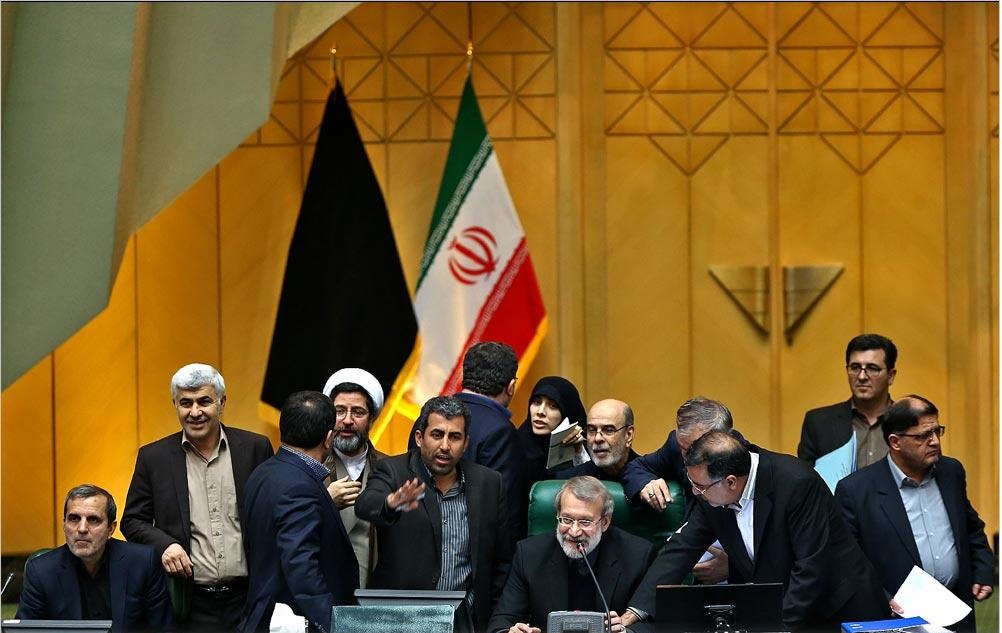 از «طفل گریز پای ...» لاریجانی تا فاتحه‌خوانی در صحن/ پنجشنبه برزخی نمایندگان/ ناصر‌خان و کولرگیری در زمستان!