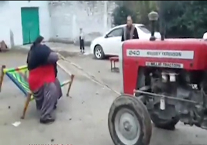 زورآزمایی مرد پاکستانی با تراکتور + فیلم