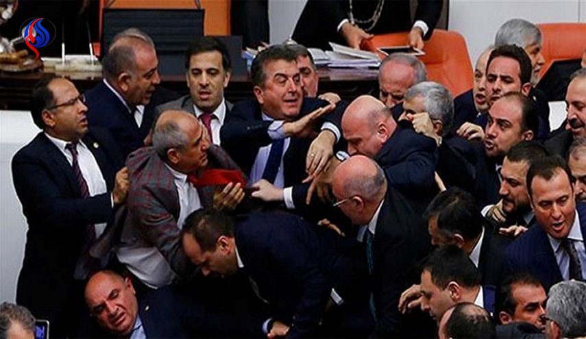 میکروفن گران&zwnj;قیمت پارلمان ترکیه ناپدید شد