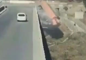 مرگ راننده پس از سقوط وحشتناک کامیون از پل + فیلم