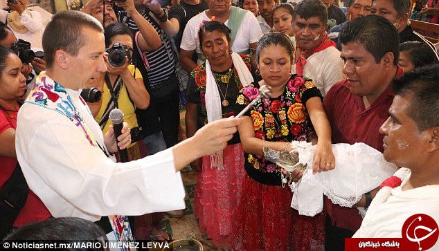 عقد شهردار با یک تمساح +تصاویر