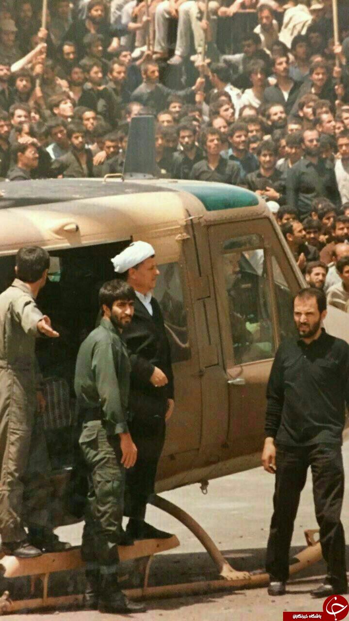 تصویری دیده نشده از آیت الله هاشمی در مراسم تشییع امام خمینی