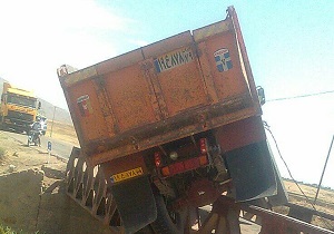 واژگونی کامیون در خطرناک ترین پل روستای کوچ تپه + تصاویر