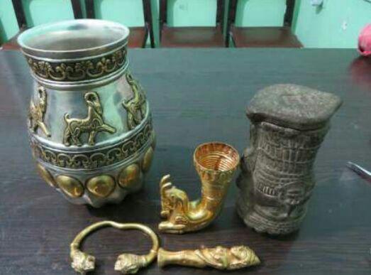 کشف اشیای عتیقه در محور گناوه به گچساران