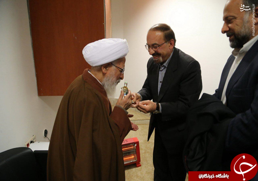 اهداء تربت مقدس به آیة الله جوادى آملى +عکس