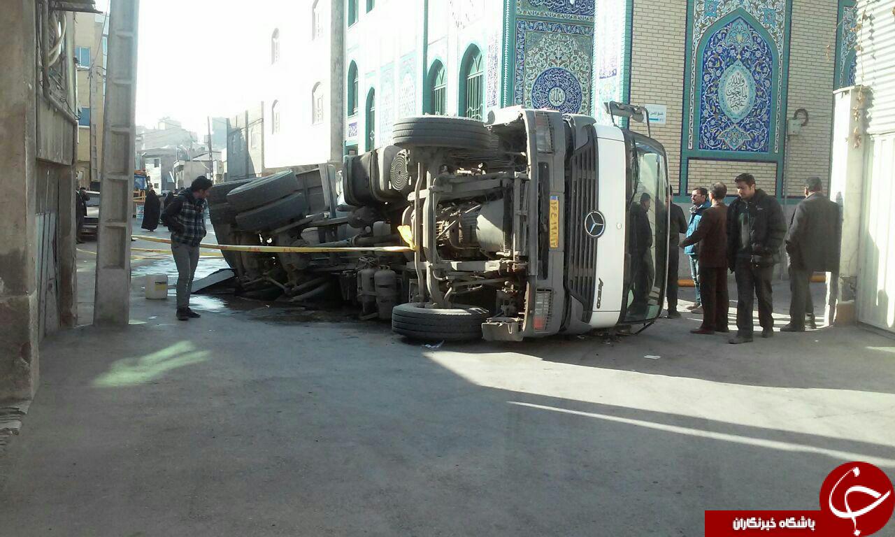 واژگونی میکسر با 5 متر مکعب بتون در خیابان کاشانی