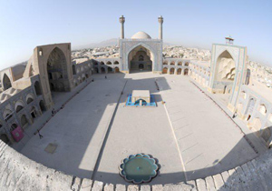 تکمیل بدنه سازی ضلع شرقی میدان جلوخان مسجد جامع