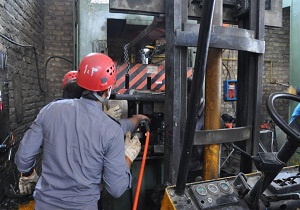 نجات یک کارگر ‌از میان دستگاه پرس