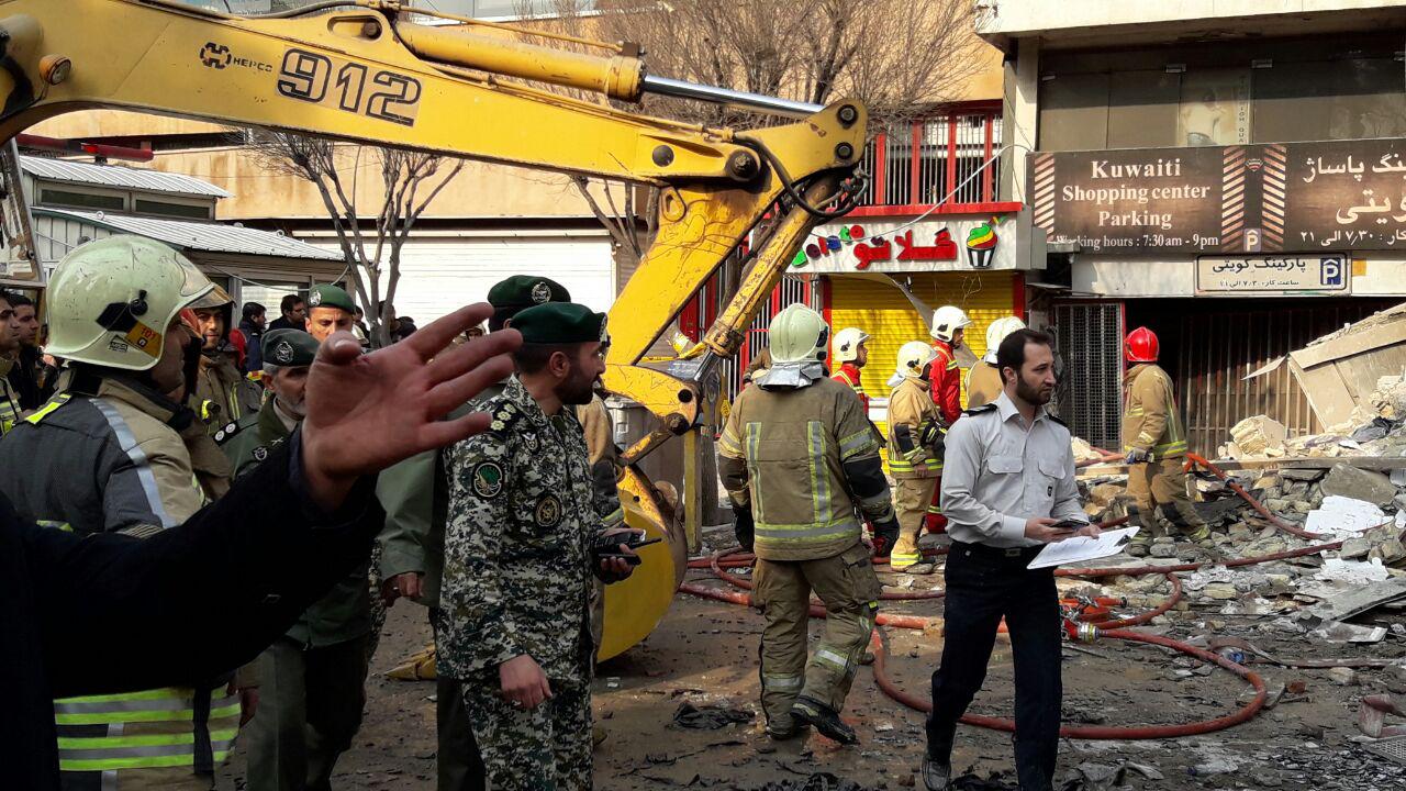 لودرهاي نيروي زميني ارتش در راه پلاسکو/ امدادرسانی نفرات نیروی زمینی در محل حادثه + تصاویر