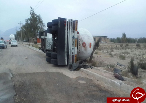 برخورد تانکر با تیر چراغ برق حادثه ساز شد