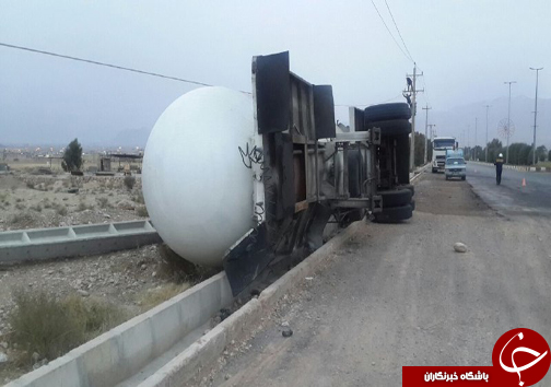 برخورد تانکر با تیر چراغ برق حادثه ساز شد