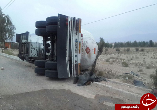 برخورد تانکر با تیر چراغ برق حادثه ساز شد