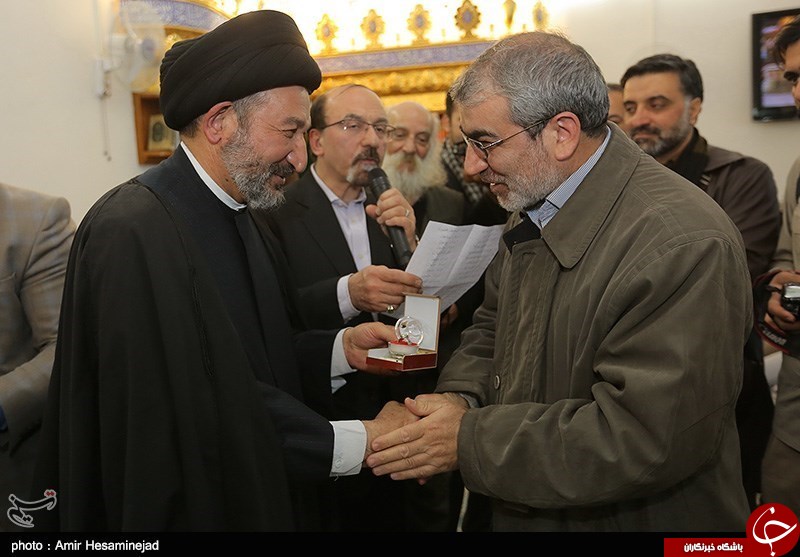 فرش کردن ایوان طلای امیرالمومنین (ع) در نجف