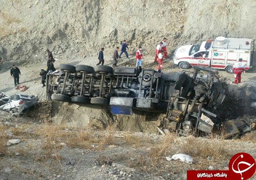 حادثه خونین در محور کازرون &ndash; بوشهر/انحراف به چپ علت سقوط تریلی