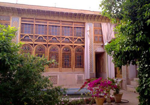 جلوه هایی از لباس های سنتی و آئینی در منزل صالحی