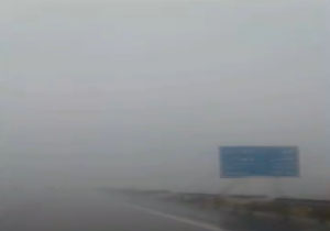 نمایی از آسمان مه&zwnj;گرفته در اتوبان تهران - قم + فیلم