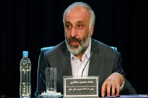 کسانی از داخل نظام به نفع دشمن کار می کنند