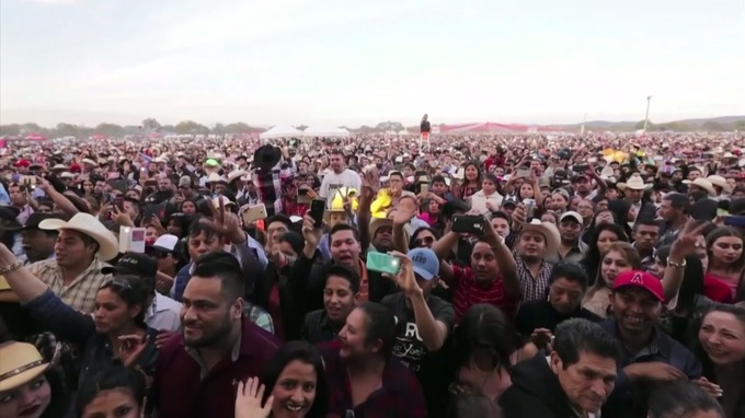 هجوم هزاران نفر به جشن تولد دختر 15 ساله مکزیکی/یک نفر جان باخت!