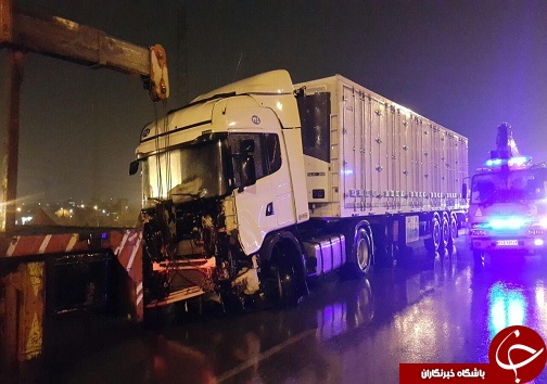 واژگونی یک دستگاه تریلی