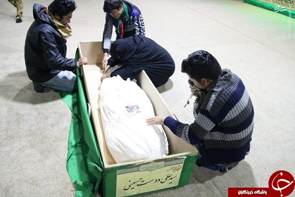 وداع مادر شهید افغانستانی با پیکر فرزندش + عکس