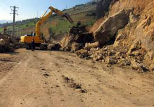 انسداد راه ارتباطی 50 روستای الیگودرز براثر ریزش کوه