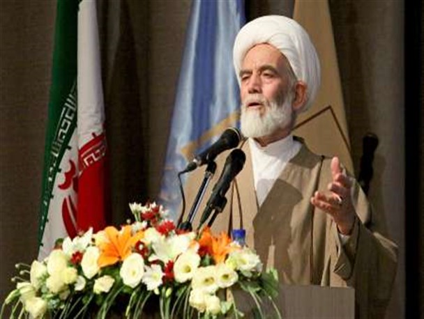 حوزه و دانشگاه هدف نوک پیکان دشمن هستند