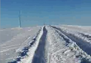 بارش برف جاده روستای &laquo;ناخدا آباد&raquo; را مسدود کرد + فیلم