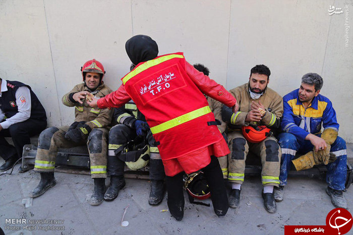 خدمات&zwnj;رسانی زنان آتش نشان در حادثه پلاسکو+ تصاویر